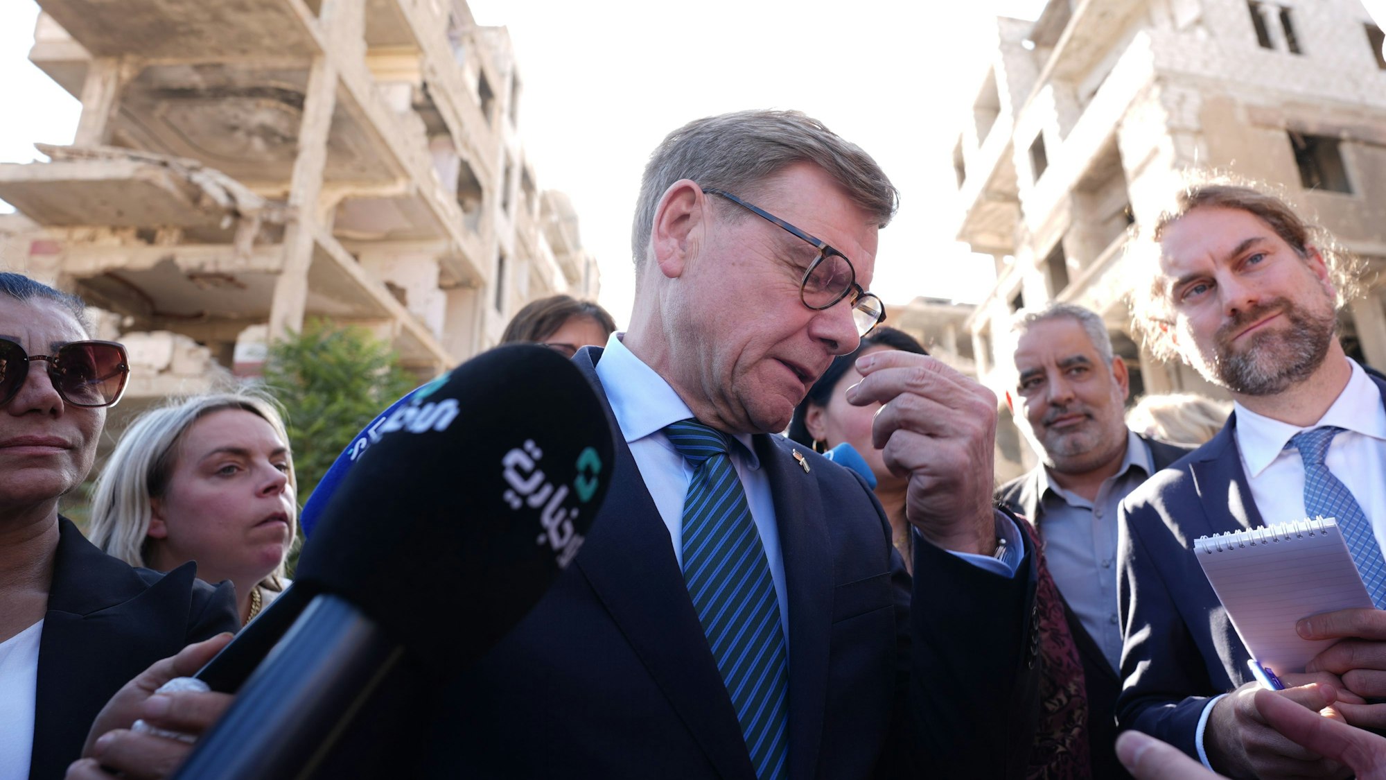 Johann Wadephul (M., CDU) während seines Besuchs eines humanitären Projekts in Harasta in Syrien (Bild vom 30. Oktober).