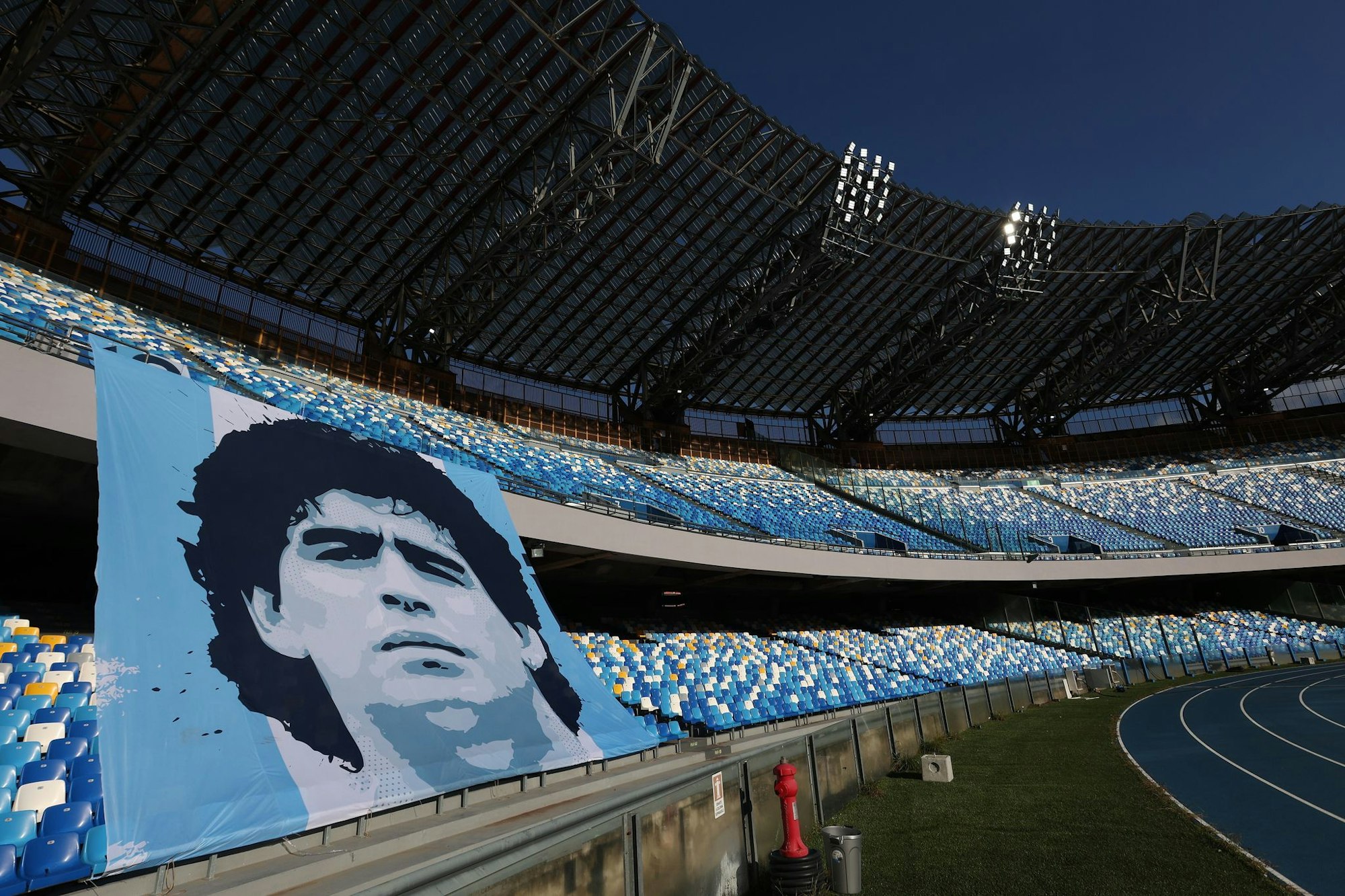 Im Stadio Diego Armando Maradona sind am Dienstagabend keine Eintracht-Fans zugelassen. (Archivbild)