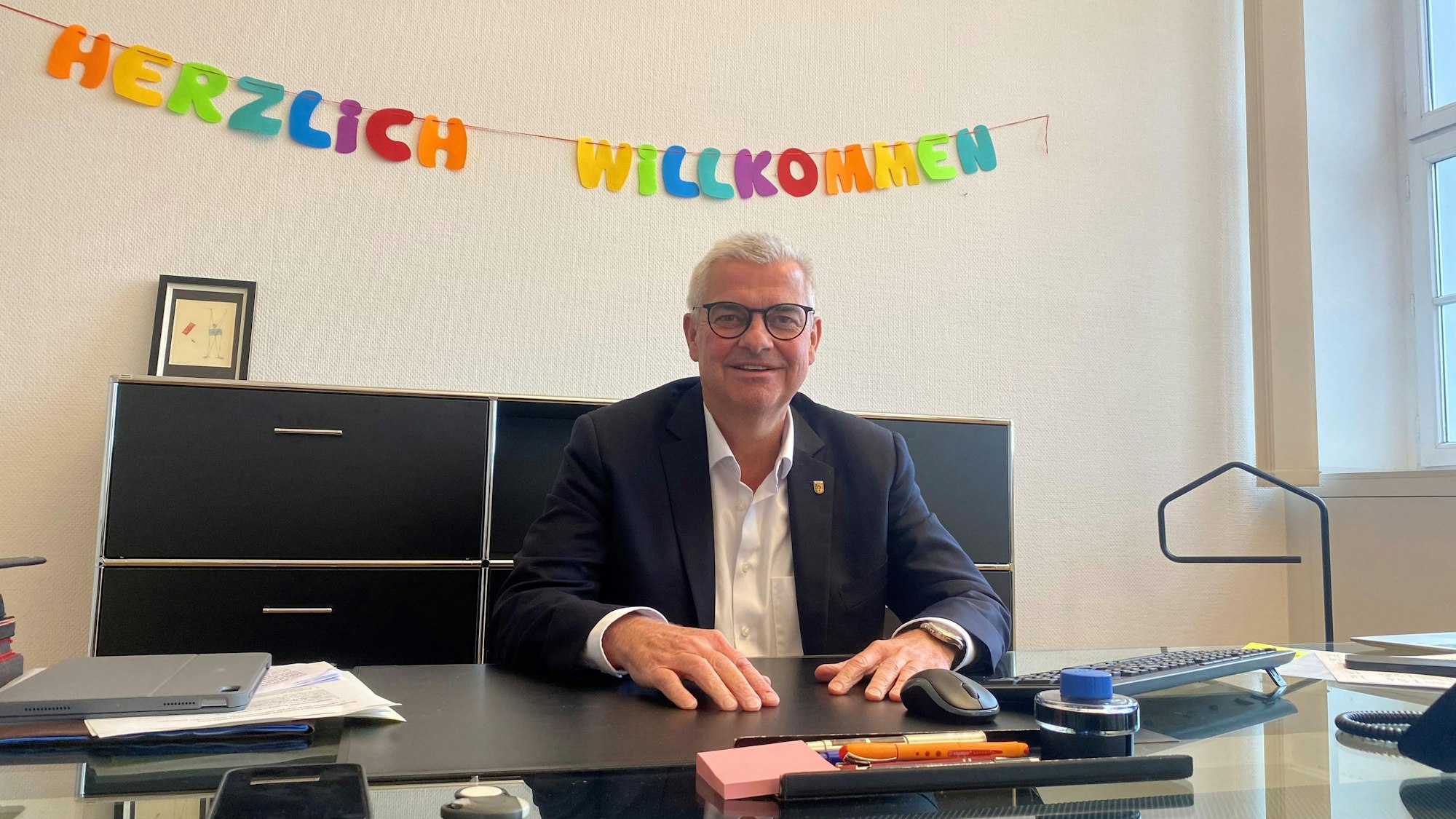 Zu sehen ist Marc Prokop an seinem Schreibtisch.