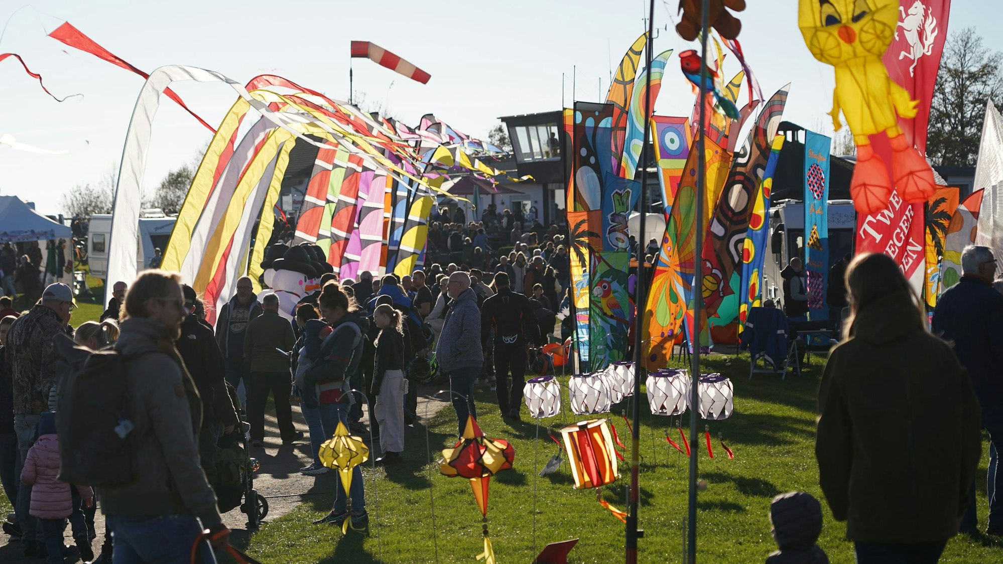 Das Bild zeigt viel Betrieb beim Drachenfest auf dem Dümpel.