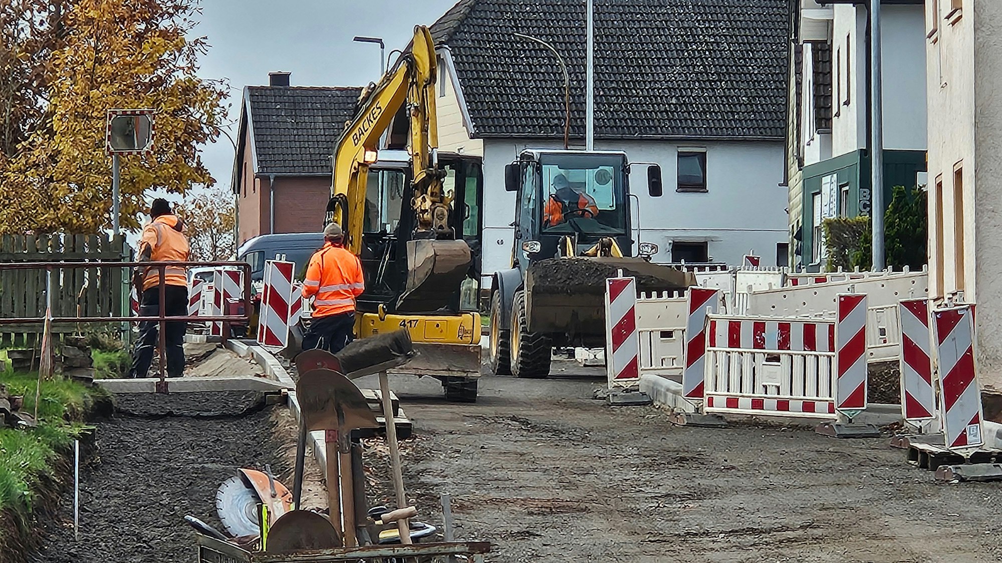 Das Bild zeigt Arbeiter und Arbeiter auf der Baustelle.