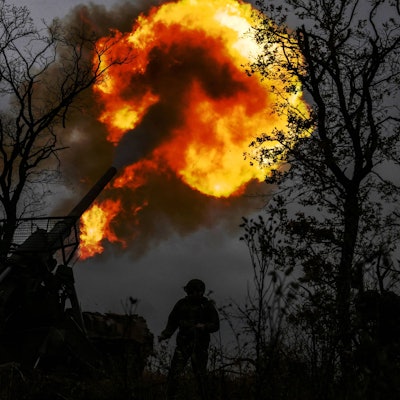 Eine Aufnahme einer russischen Staatsagentur zeigt russische Truppen, die auf ukrainische Stellung nahe der ostukrainischen Stadt Pokrowsk feuern. In der Stadt kommt es zu schweren Gefechten. (Archivbild)