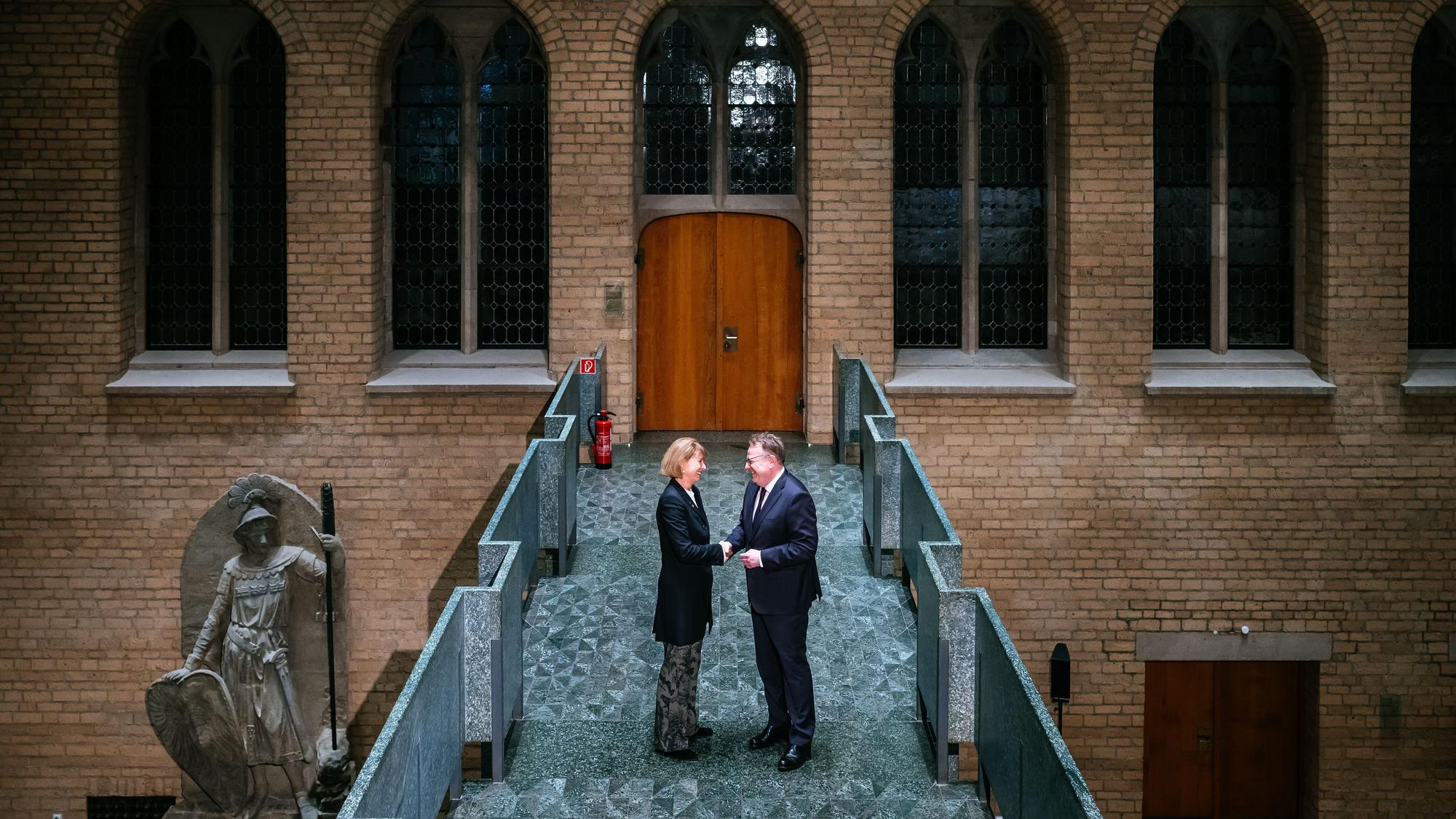 Henriette Reker übergibt den Schlüssel an OB Torsten Burmester