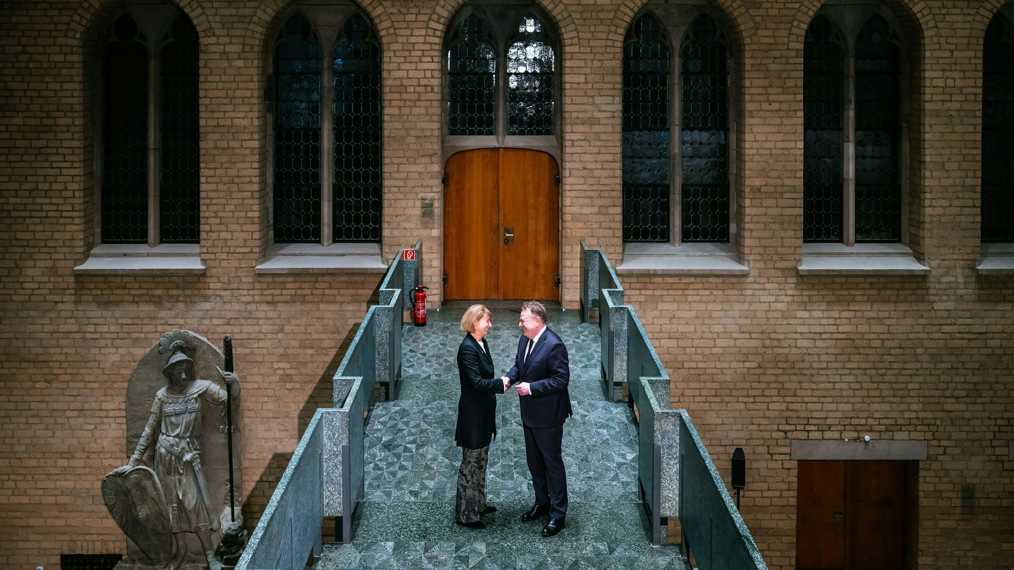 Henriette Reker übergibt den Schlüssel an OB Torsten Burmester