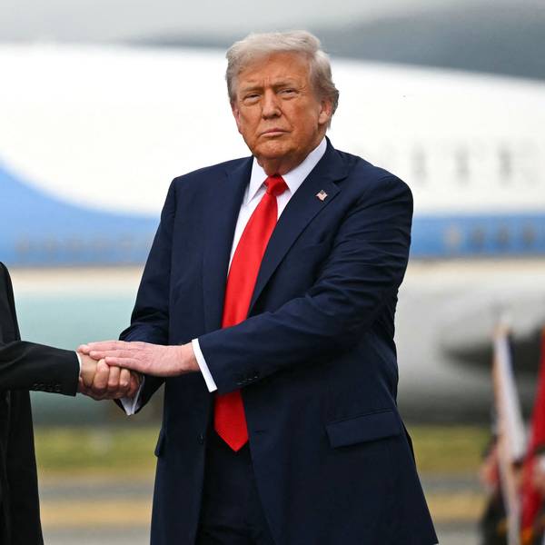 Kremlchef Wladimir Putin und US-Präsident Donald Trump zusammen bei einem Treffen in Alaska im August. Ein neuer „Friedensplan“ sorgt nun für Wirbel. (Archivbild)