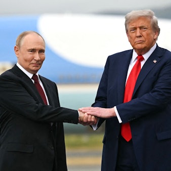 Kremlchef Wladimir Putin am 15. August zusammen mit US-Präsident Donald Trump. Ein Treffen der beiden Staatschefs sei vorerst „unnötig“, heißt es mittlerweile aus Moskau. (Archivbild)