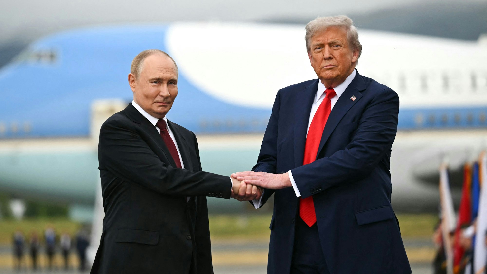 Kremlchef Wladimir Putin am 15. August zusammen mit US-Präsident Donald Trump. Ein Treffen der beiden Staatschefs sei vorerst „unnötig“, heißt es mittlerweile aus Moskau. (Archivbild)
