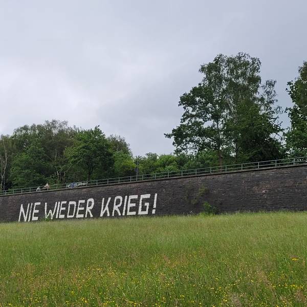 Die „Friedensmauer“ in Waldbröl hat in den 1980er Jahren ihre Aufschrift und damit auch ihren Namen erhalten. Am Donnerstag (6. November 2025) steht sie im Mittelpunkt einer Aktion von Kindern und Jugendlichen.
