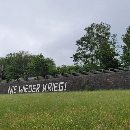 Die „Friedensmauer“ in Waldbröl hat in den 1980er Jahren ihre Aufschrift und damit auch ihren Namen erhalten. Am Donnerstag (6. November 2025) steht sie im Mittelpunkt einer Aktion von Kindern und Jugendlichen.