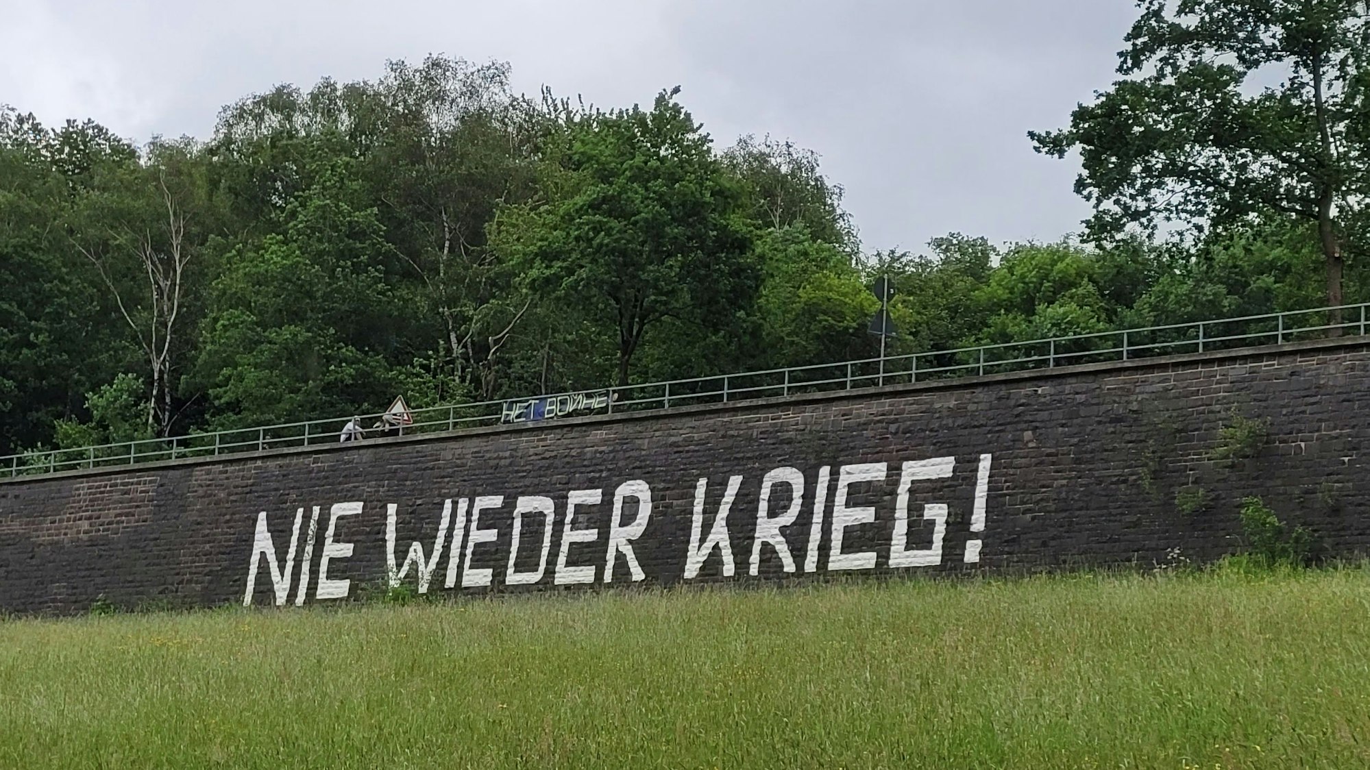 Die „Friedensmauer“ in Waldbröl hat in den 1980er Jahren ihre Aufschrift und damit auch ihren Namen erhalten. Am Donnerstag (6. November 2025) steht sie im Mittelpunkt einer Aktion von Kindern und Jugendlichen.