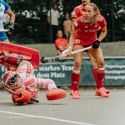 v.li.: Lisa Höllriegl Torwart, KTHC, 23, Fiona Felber MHC, 6, Zweikampf, Spielszene, Duell, duel, tackle, tackling, Dynamik, Action, Aktion, 20.08.2022, Mannheim Deutschland, Hockey, SummerCup 2022, Damen, Mannheimer HC - Rot-Weiss Köln *** f le Lisa Höllriegl goalkeeper, KTHC, 23 , Fiona Felber MHC, 6 , duel, duel, tackle, tackling, dynamic, action, action, 20 08 2022, Mannheim Germany , Hockey, SummerCup 2022, Women, Mannheimer HC Rot Weiss Köln xozx