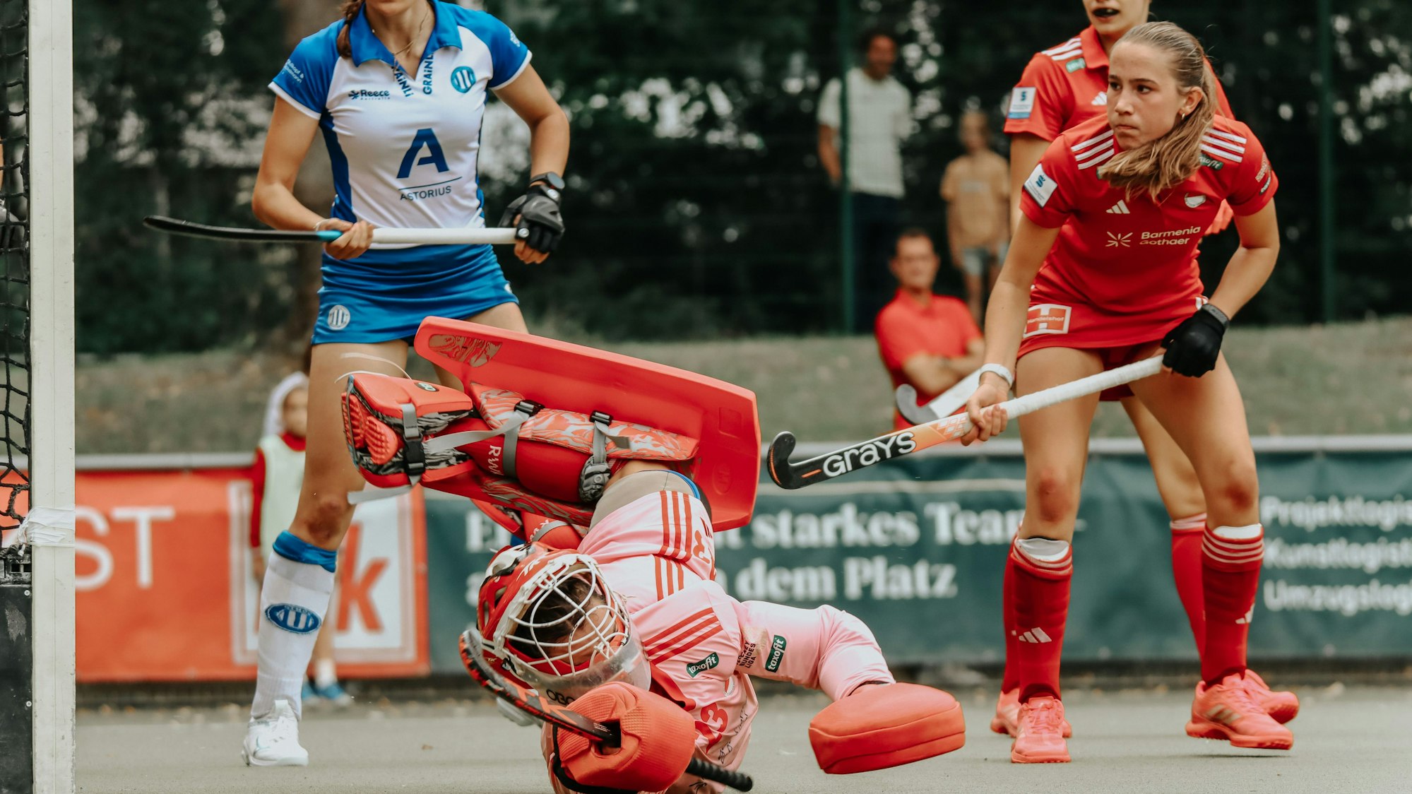 v.li.: Lisa Höllriegl Torwart, KTHC, 23, Fiona Felber MHC, 6, Zweikampf, Spielszene, Duell, duel, tackle, tackling, Dynamik, Action, Aktion, 20.08.2022, Mannheim Deutschland, Hockey, SummerCup 2022, Damen, Mannheimer HC - Rot-Weiss Köln *** f le Lisa Höllriegl goalkeeper, KTHC, 23 , Fiona Felber MHC, 6 , duel, duel, tackle, tackling, dynamic, action, action, 20 08 2022, Mannheim Germany , Hockey, SummerCup 2022, Women, Mannheimer HC Rot Weiss Köln xozx