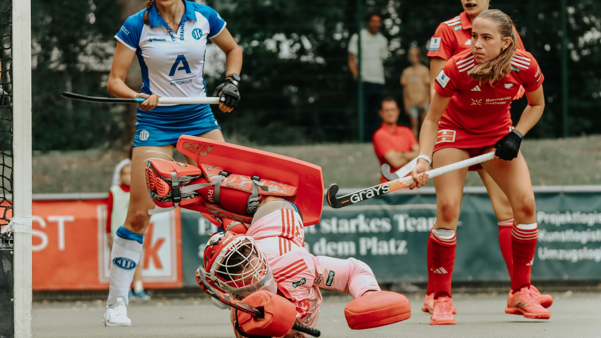 v.li.: Lisa Höllriegl Torwart, KTHC, 23, Fiona Felber MHC, 6, Zweikampf, Spielszene, Duell, duel, tackle, tackling, Dynamik, Action, Aktion, 20.08.2022, Mannheim Deutschland, Hockey, SummerCup 2022, Damen, Mannheimer HC - Rot-Weiss Köln *** f le Lisa Höllriegl goalkeeper, KTHC, 23 , Fiona Felber MHC, 6 , duel, duel, tackle, tackling, dynamic, action, action, 20 08 2022, Mannheim Germany , Hockey, SummerCup 2022, Women, Mannheimer HC Rot Weiss Köln xozx