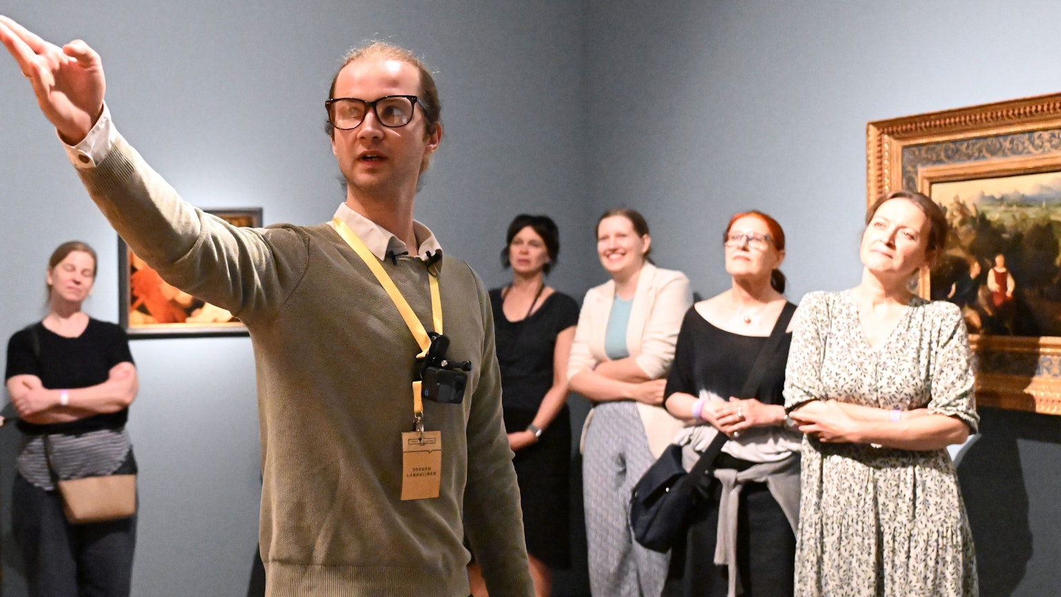 Der Künstler Carl Brandi führt als die Kunstfigur Joseph Langelinck, durch die Sammlung des Kunstpalastes. Als „Grumpy Guide“ beschimpft er die Museumsbesucher dabei. (Archivbild)