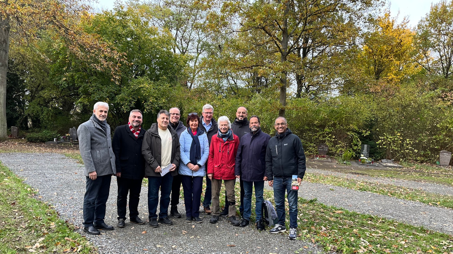 Zehn Vertreter von Religionsgemeinschaften, Politik und Verwaltung stehen auf dem Friedhof Leidenhausen, auf dem ein Gräberfeld für muslimische Beisetzungen hergerichtet wurde.
