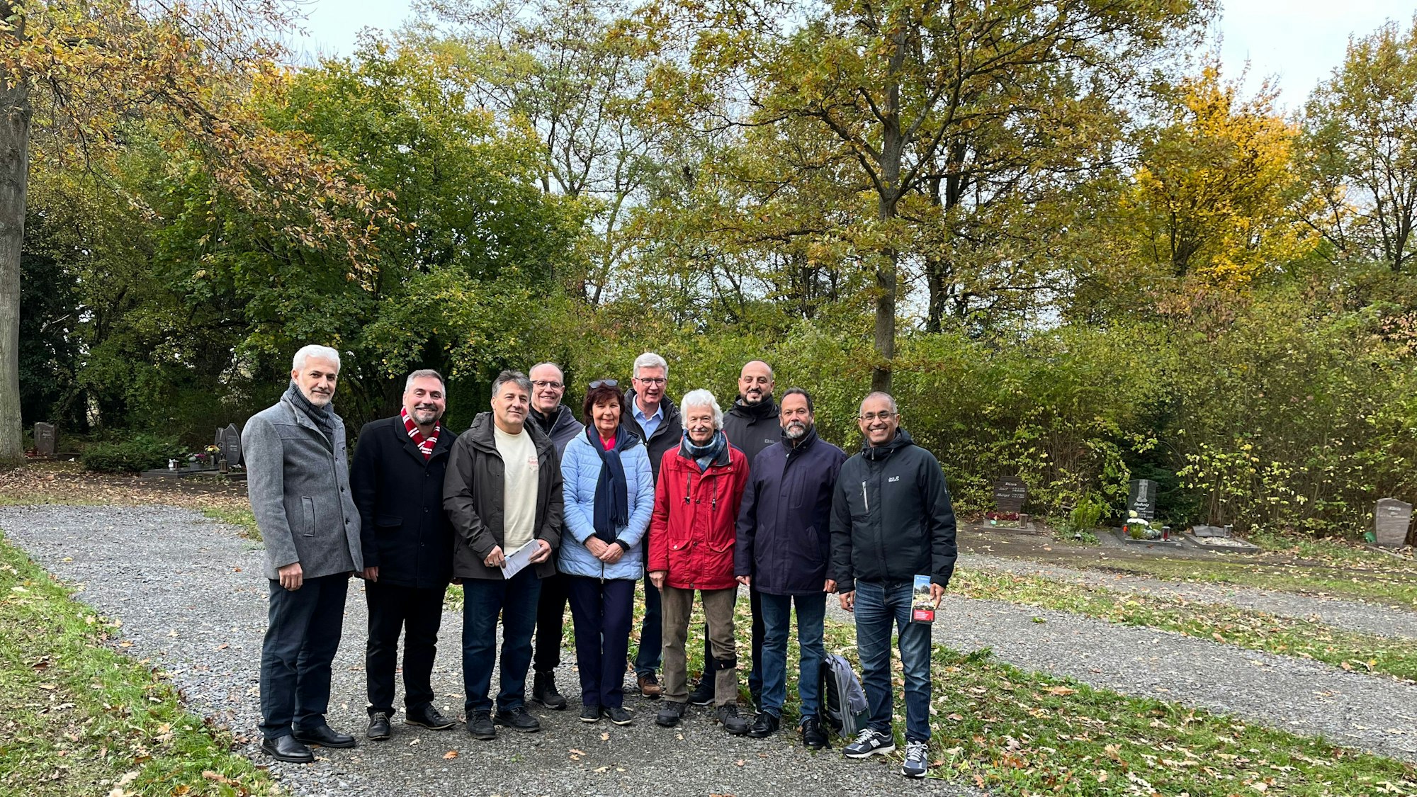 Zehn Vertreter von Religionsgemeinschaften, Politik und Verwaltung stehen auf dem Friedhof Leidenhausen, auf dem ein Gräberfeld für muslimische Beisetzungen hergerichtet wurde.