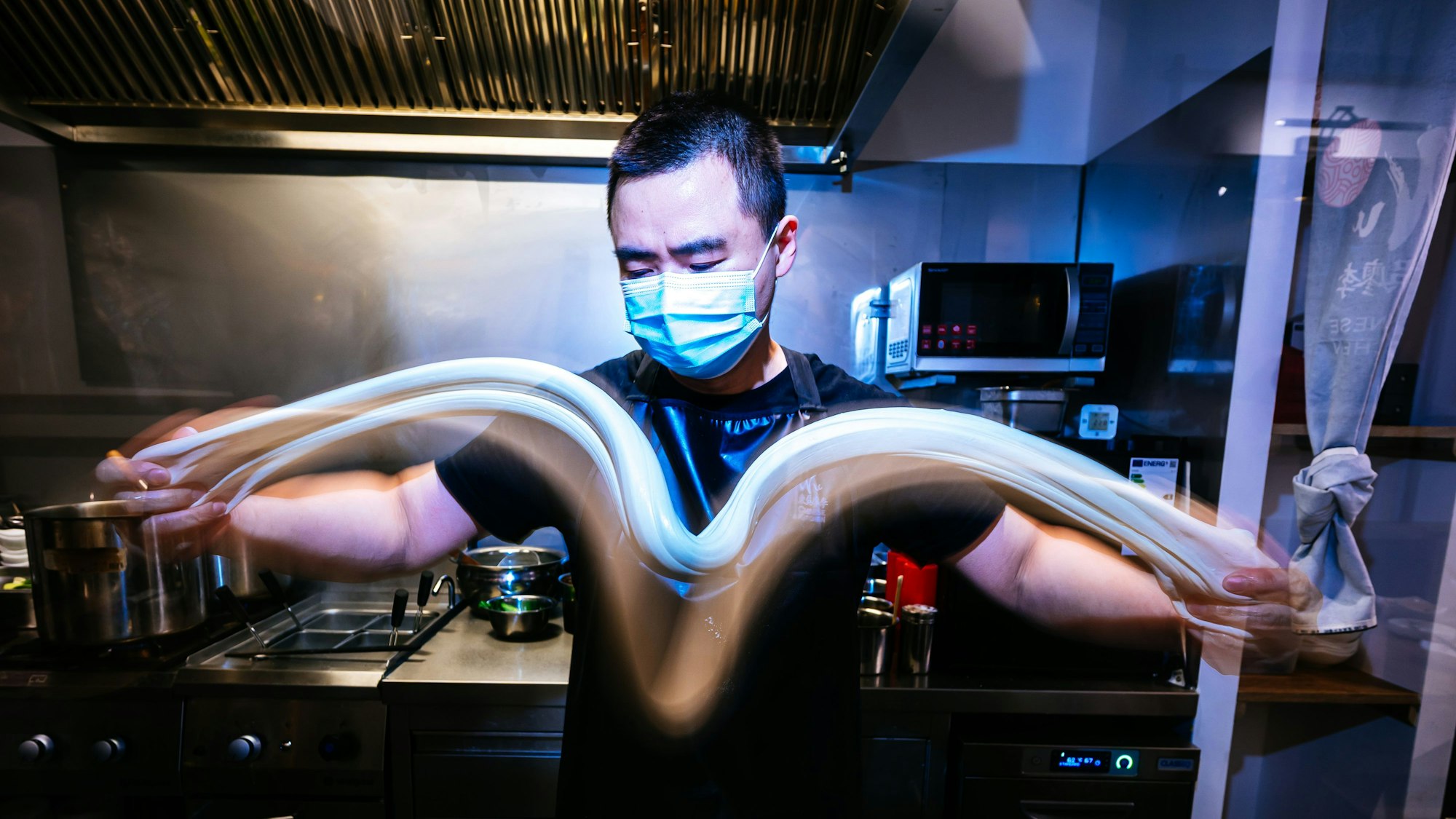 Um das Nudelziehen zu perfektionieren, ist viel Übung nötig.