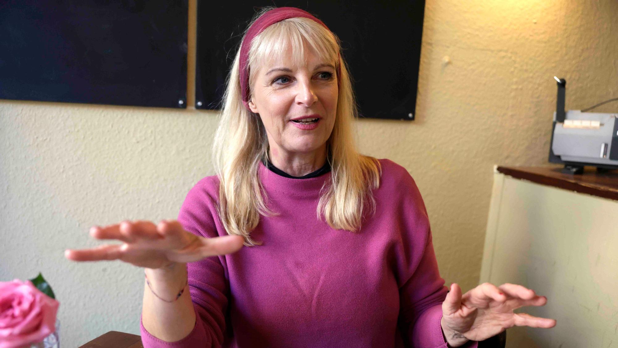 Barbara Ruscher (* 9. Februar 1969 in Rheinbach, deutsche Kabarettistin und Autorin) im Interview bezüglich der Premiere von ihrem neuen Programm "Romantik, Aber Zack, Zack" am 06. November 2025 im Gloria Theater Köln
am 20. Oktober 2025
im Café Krümel, Zülpicher Straße 207, 50937 Köln