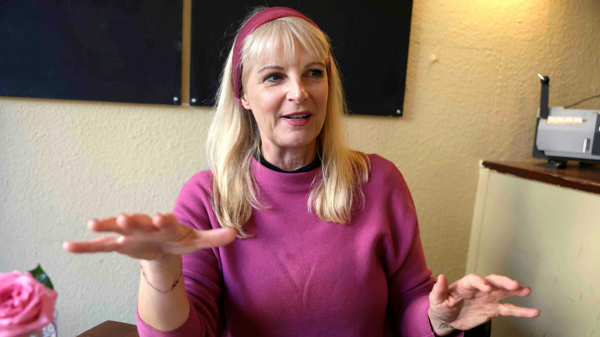 Barbara Ruscher (* 9. Februar 1969 in Rheinbach, deutsche Kabarettistin und Autorin) im Interview bezüglich der Premiere von ihrem neuen Programm "Romantik, Aber Zack, Zack" am 06. November 2025 im Gloria Theater Köln
am 20. Oktober 2025
im Café Krümel, Zülpicher Straße 207, 50937 Köln