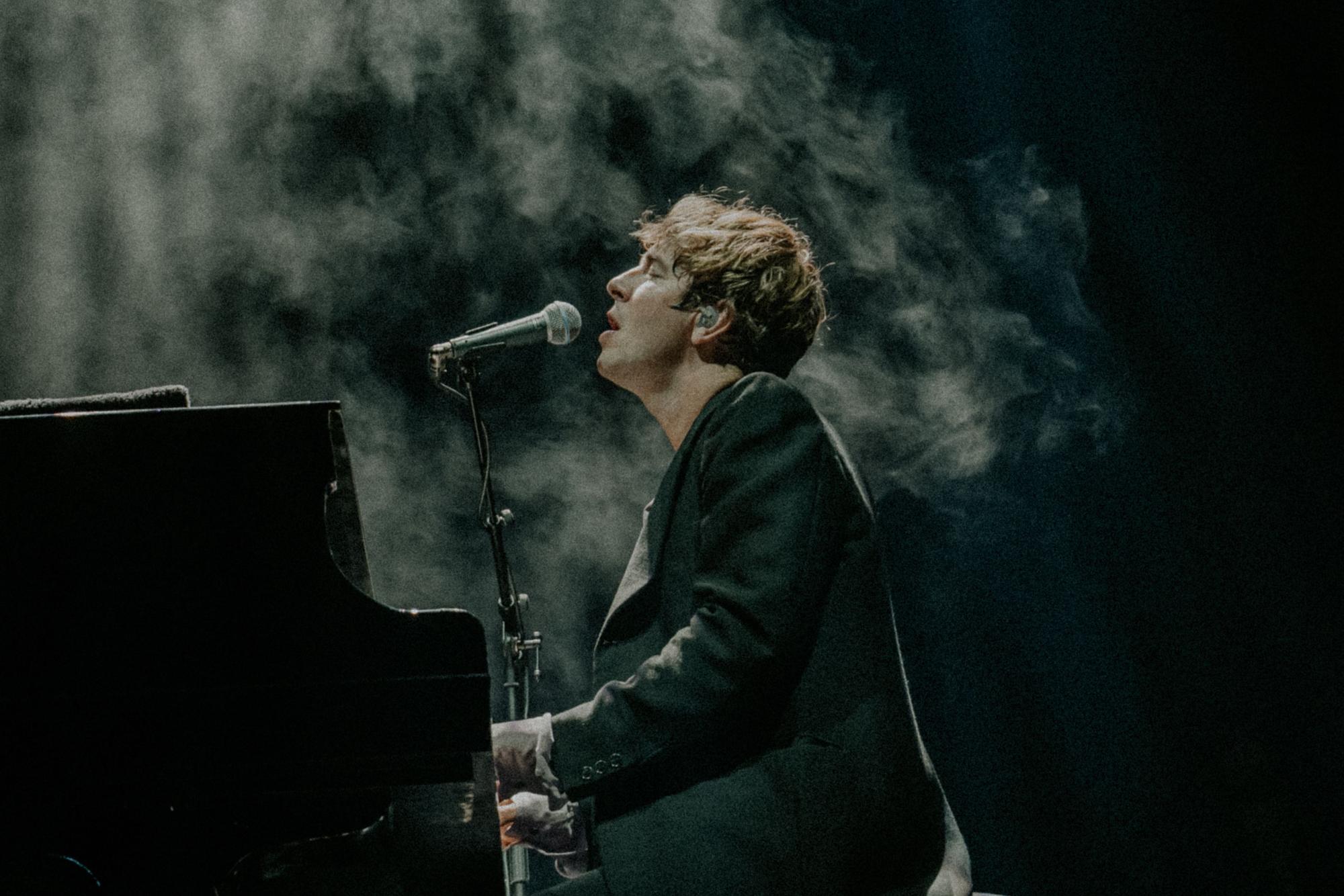 Ein einzelner Spot lässt den Flügel und Tom Odell erstrahlen.