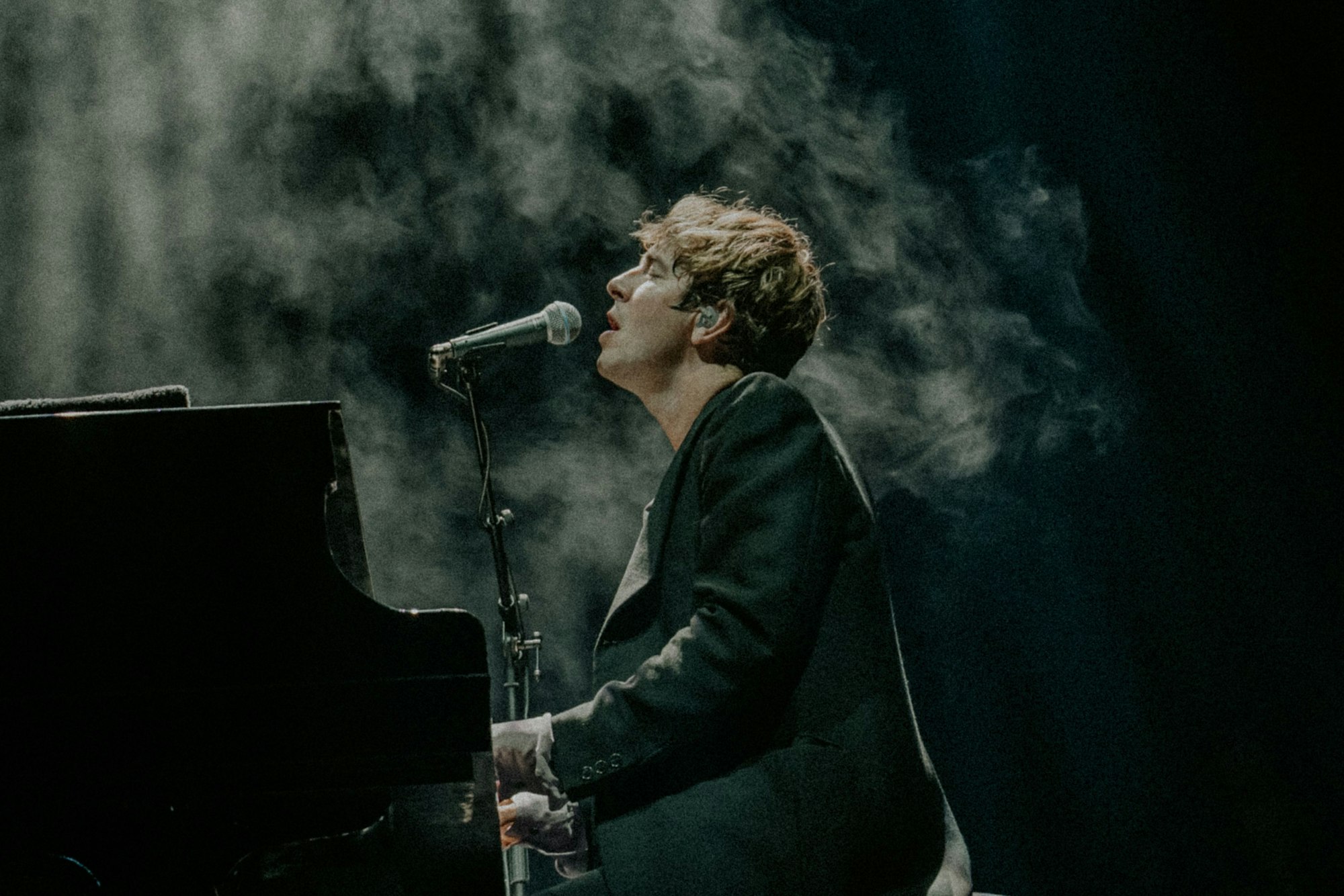 Ein einzelner Spot lässt den Flügel und Tom Odell erstrahlen.