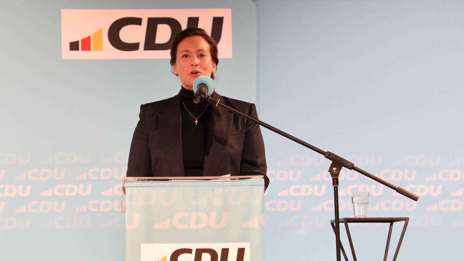 Caroline Bosbach steht am Mikrofon vor einer Wand mit CDU-Signet.
