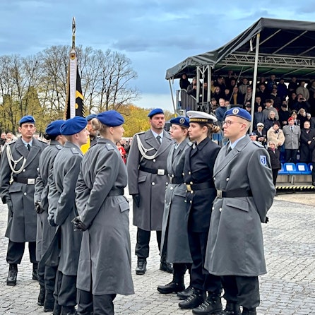 Zu sehen sind Soldaten in Uniform auf einem Platz.