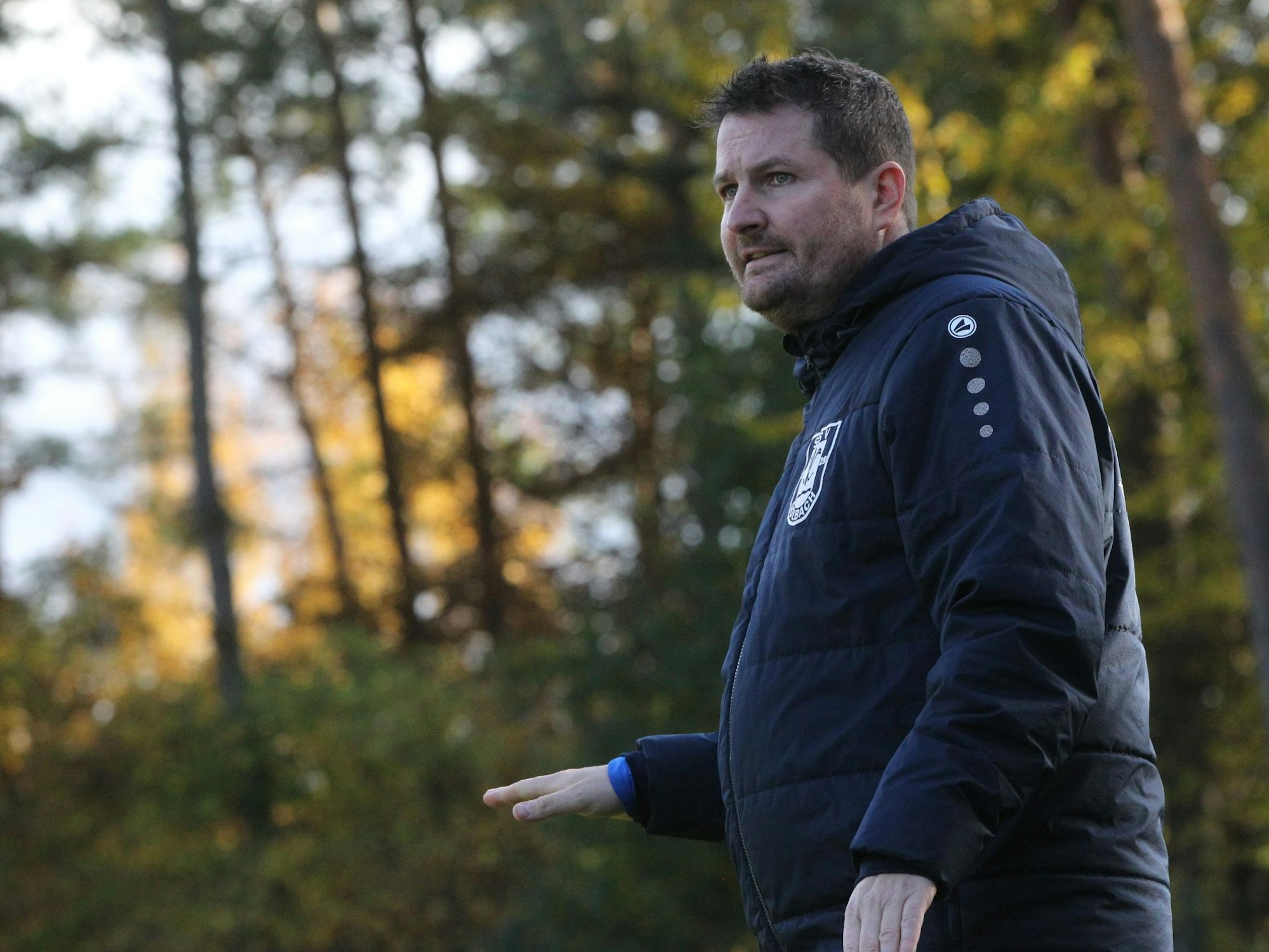 Andreas Malsbenden zeigt eine flache Hand.