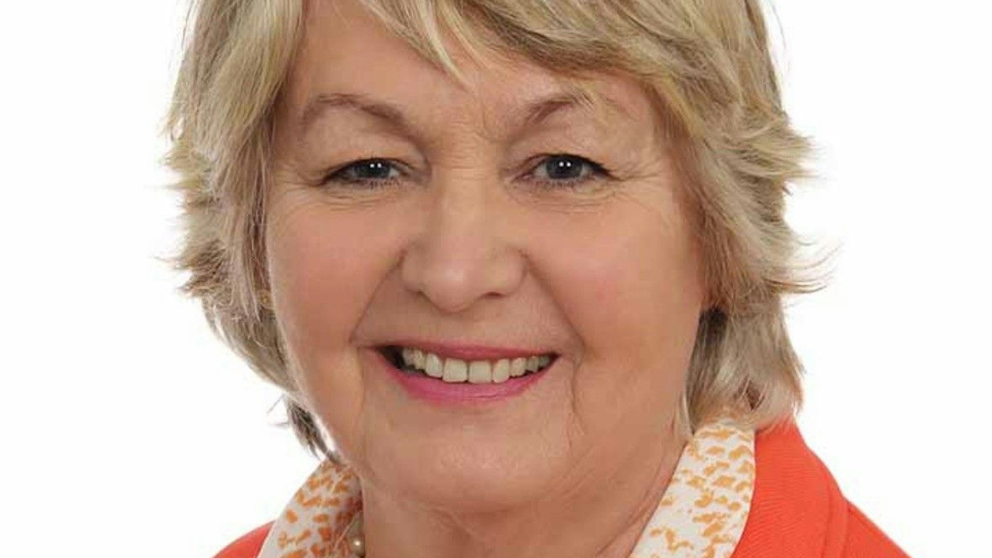 Auf dem Bild ist das Portrait einer Politikerin zu sehen.