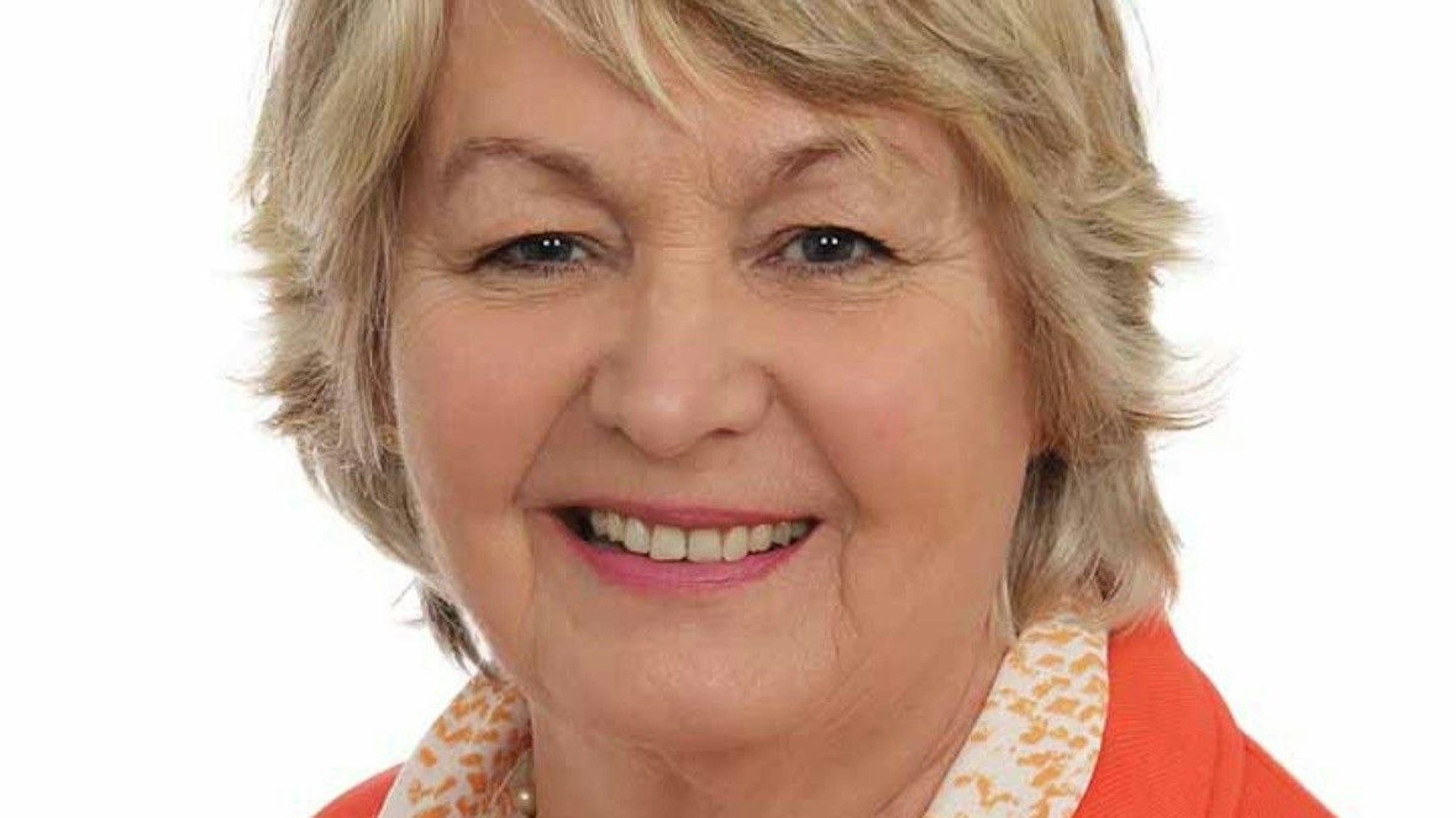 Auf dem Bild ist das Portrait einer Politikerin zu sehen.