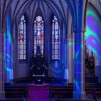 Der Innenraum der Pfarrkirche St. Aegidius in Porz-Wahn ist sphärisch beleuchtet.