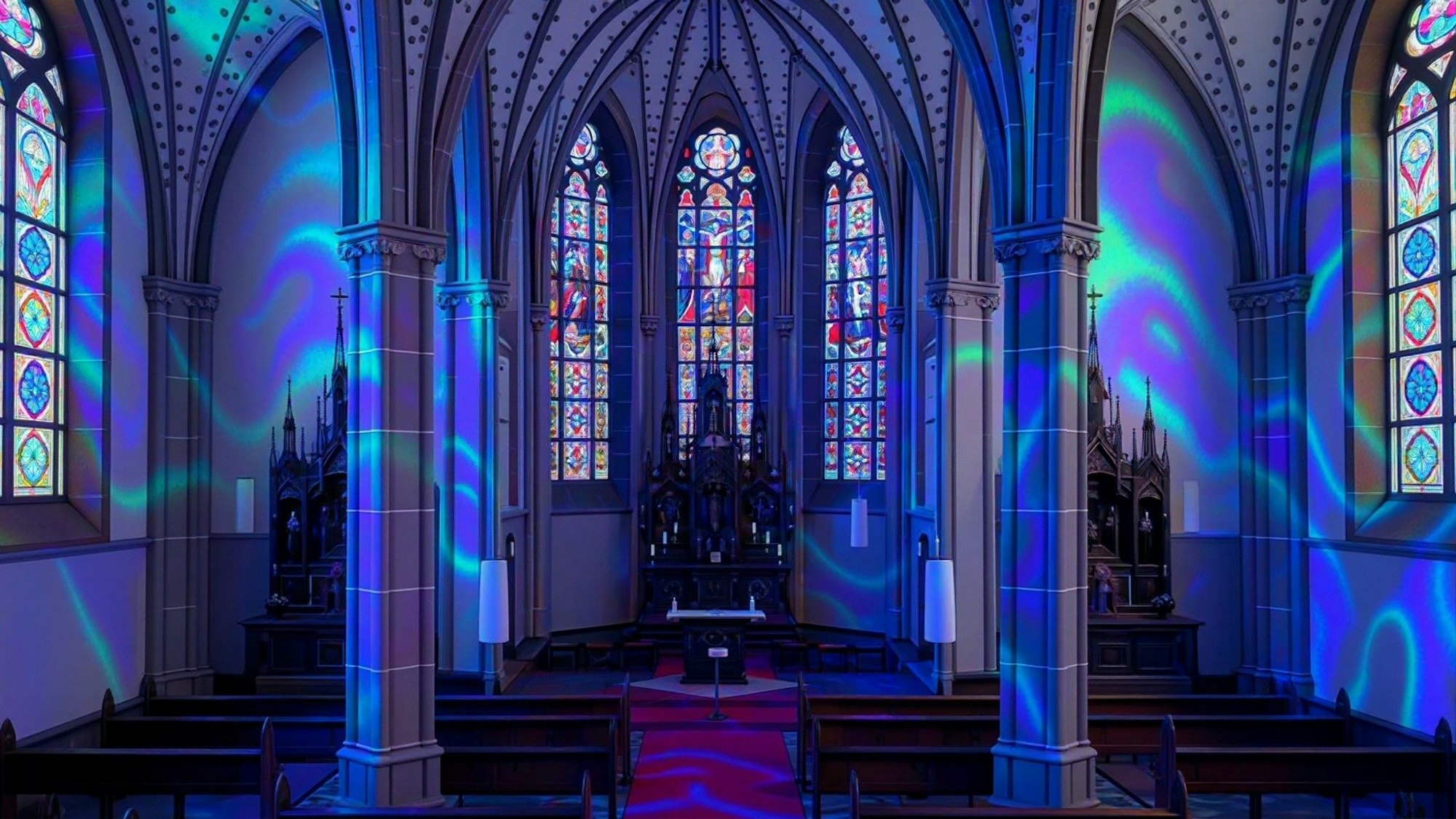 Der Innenraum der Pfarrkirche St. Aegidius in Porz-Wahn ist sphärisch beleuchtet.