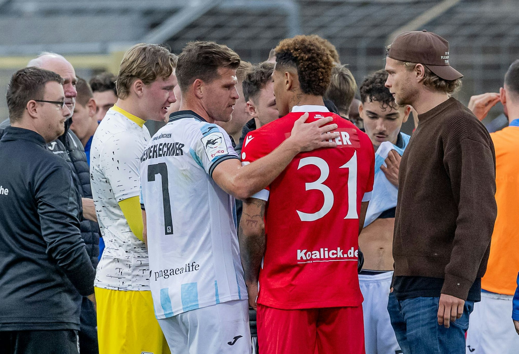 Nach dem Eklat gab es viele aufmunternde Worte für den Cottbuser Justin Butler. Jetzt ermittelt der DFB.