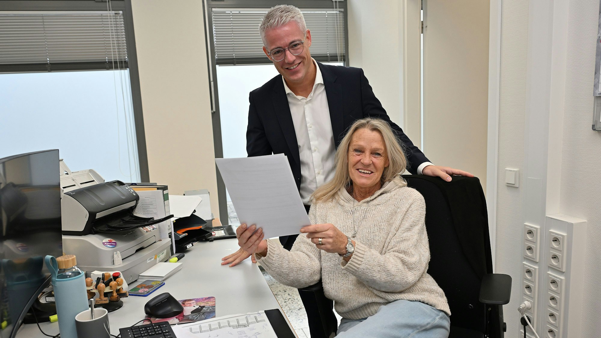 Ein Mann und eine Frau an einem Büroschreibtisch.