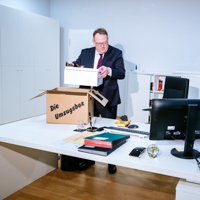 Das Amtszimmer: Der neue OB Torsten Burmester an seinem Schreibtisch im Rathaus.