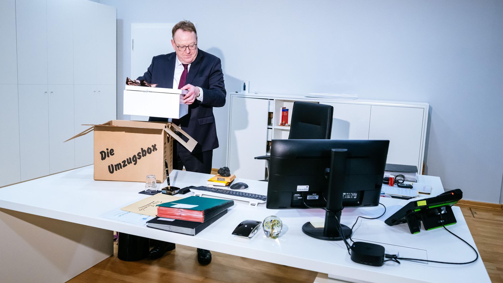 Das Amtszimmer: Der neue OB Torsten Burmester an seinem Schreibtisch im Rathaus.