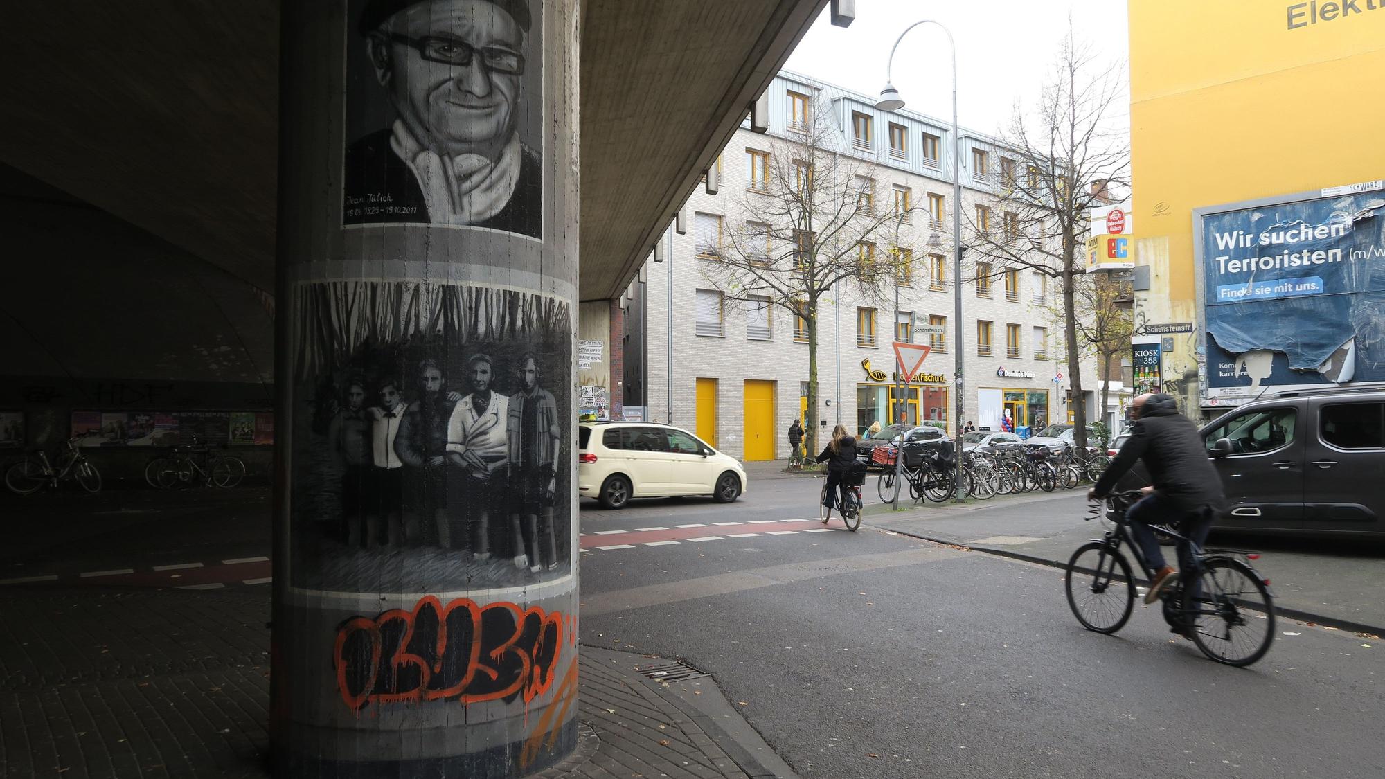 Auf einer Säule sind neben Bildern, die an die Edelweißpiraten erinnern, auch Graffiti zu sehen, die dort nicht hingehören.