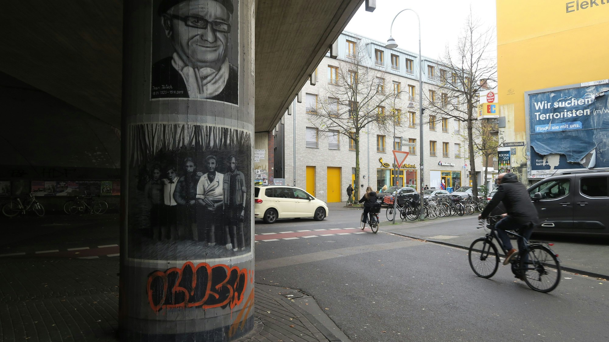 Auf einer Säule sind neben Bildern, die an die Edelweißpiraten erinnern, auch Graffiti zu sehen, die dort nicht hingehören.