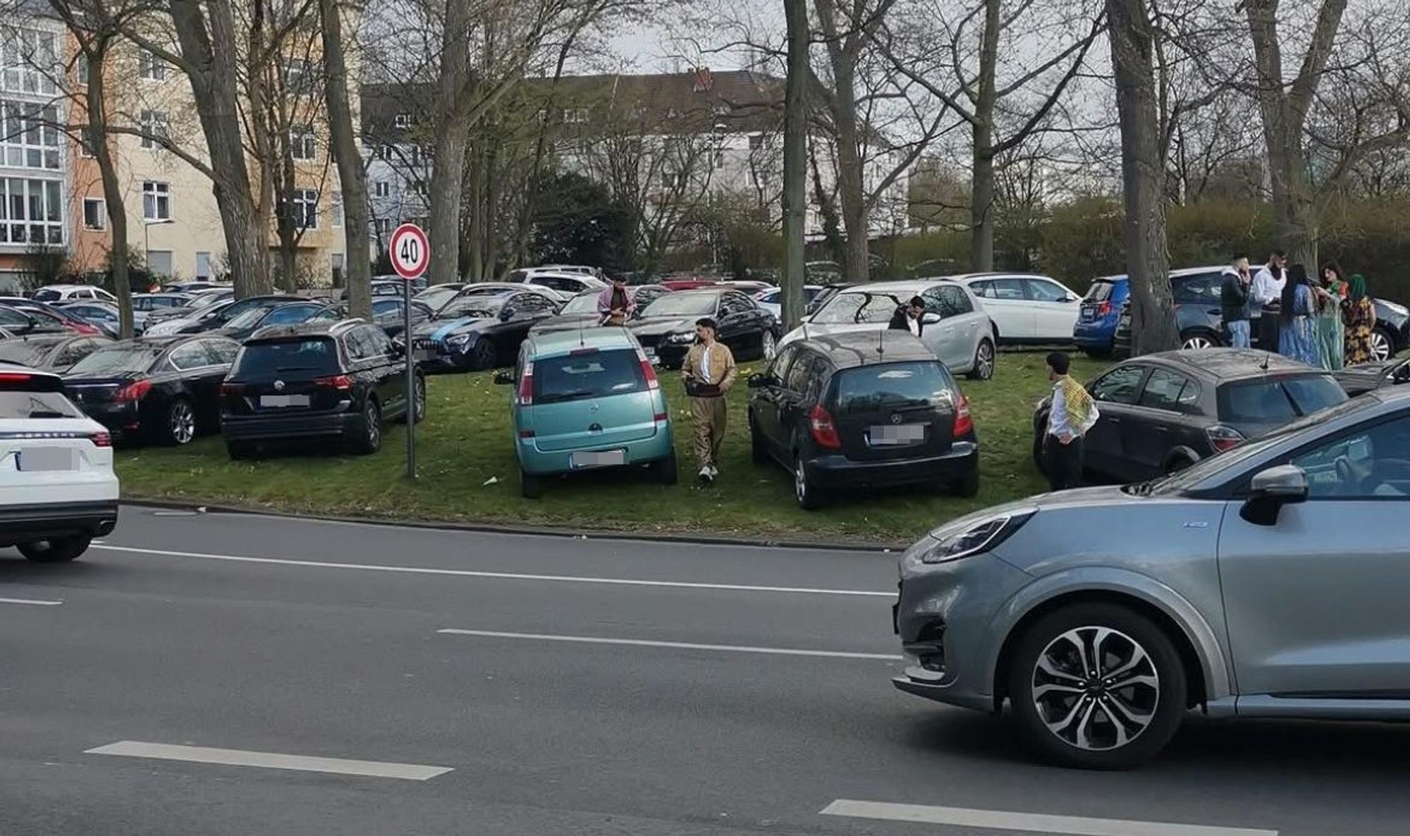 Zugeparkte Wege an der Deutzer Freiheit