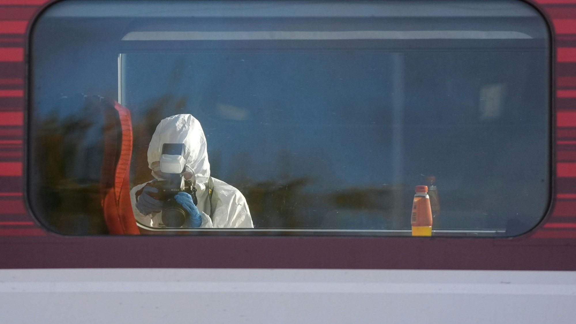 Ein forensischer Ermittler fotografiert den Tatort auf dem Bahnsteig des Bahnhofs Huntingdon.