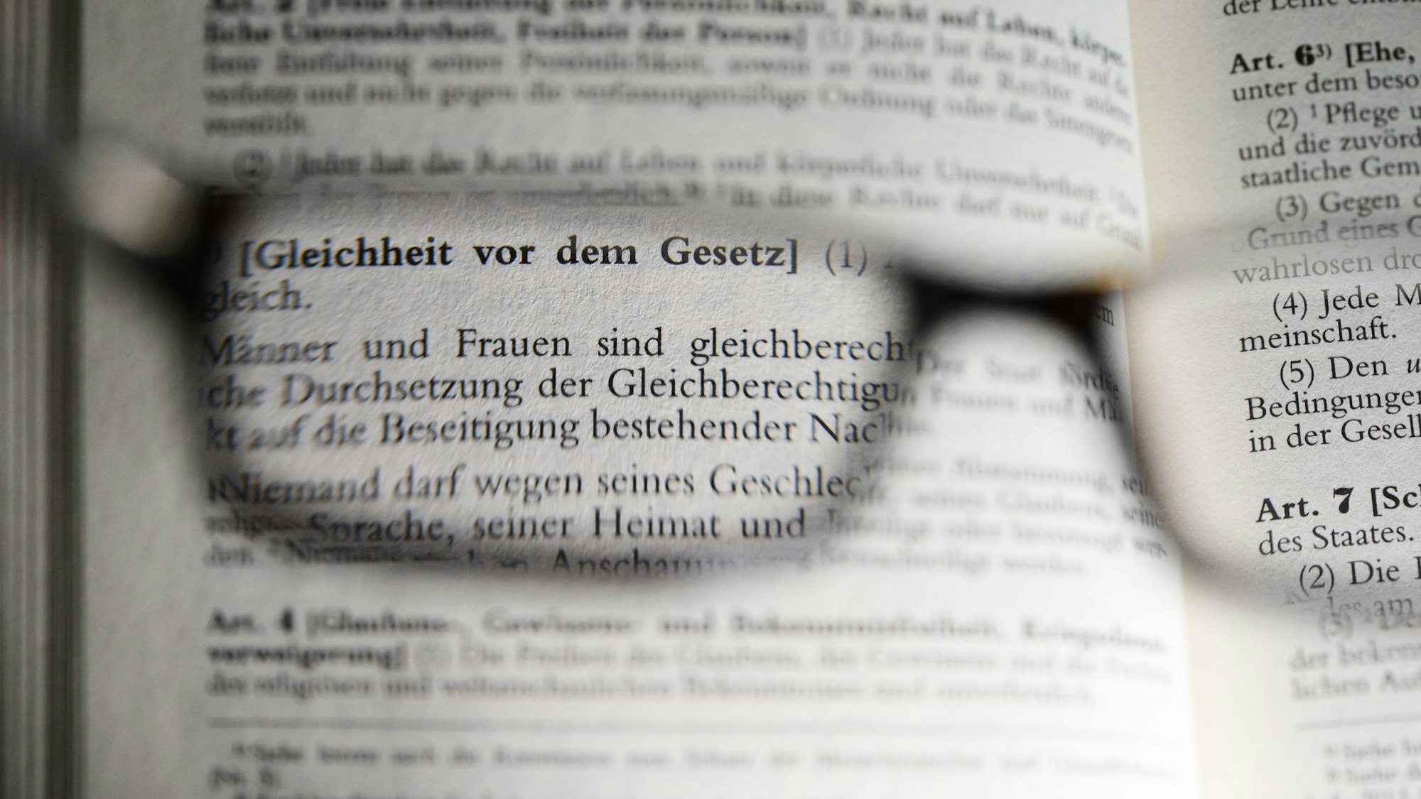 Auf dem Papier sind alle gleichberechtigt - in der Praxis gibt es hingegen noch viel Korrekturbedarf. (Symbolbild)