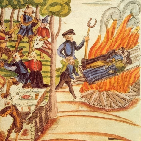 Eine Illustration zeigt zweigeteilt von einem Wald auf der linken Seite einen Hexensabbat, bei dem zu Musik getanzt wird und auf der rechten Seite eine Hexenverbrennung von drei Frauen.