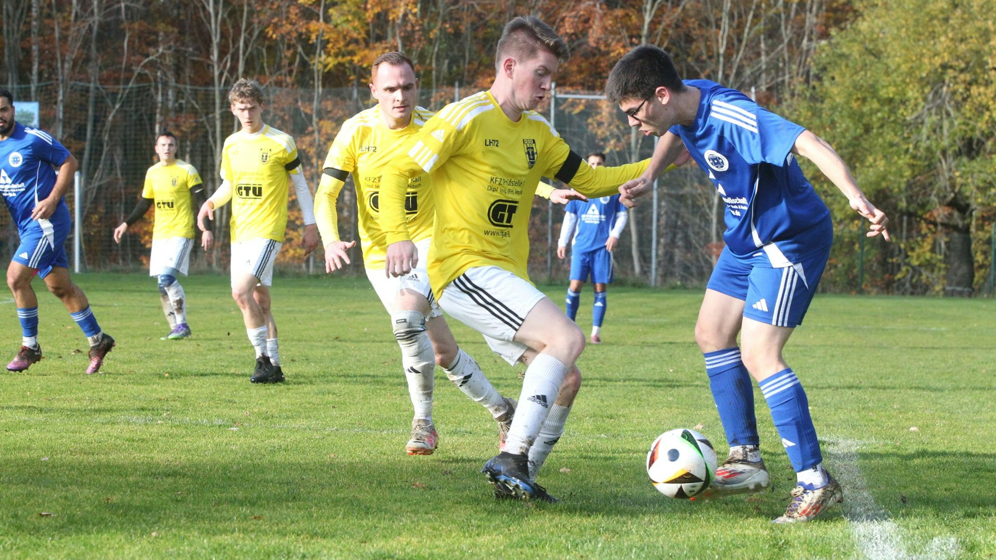 Ein Golbacher Spieler attackiert den ballführenden DHO-Spieler.