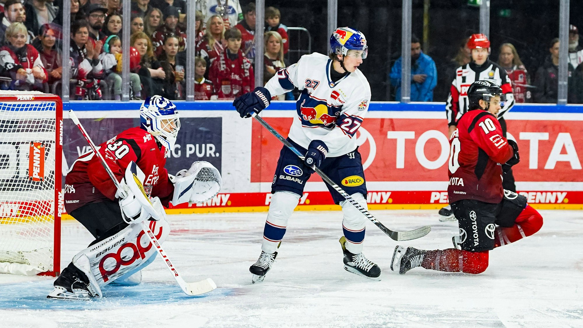Janne Juvonen (l.) und Tanner Kero (r.) verteidigen das Tor der Kölner Haie gegen Münchens Stürmer Veit Oswald.