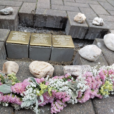 An vielen Orten in Rhein-Sieg wird in den kommenden Tagen an die Pogromnacht vom 9. November 1938 erinnert. In Niederkassel lädt eine Initiative zum Polieren von Stolpersteinen ein.