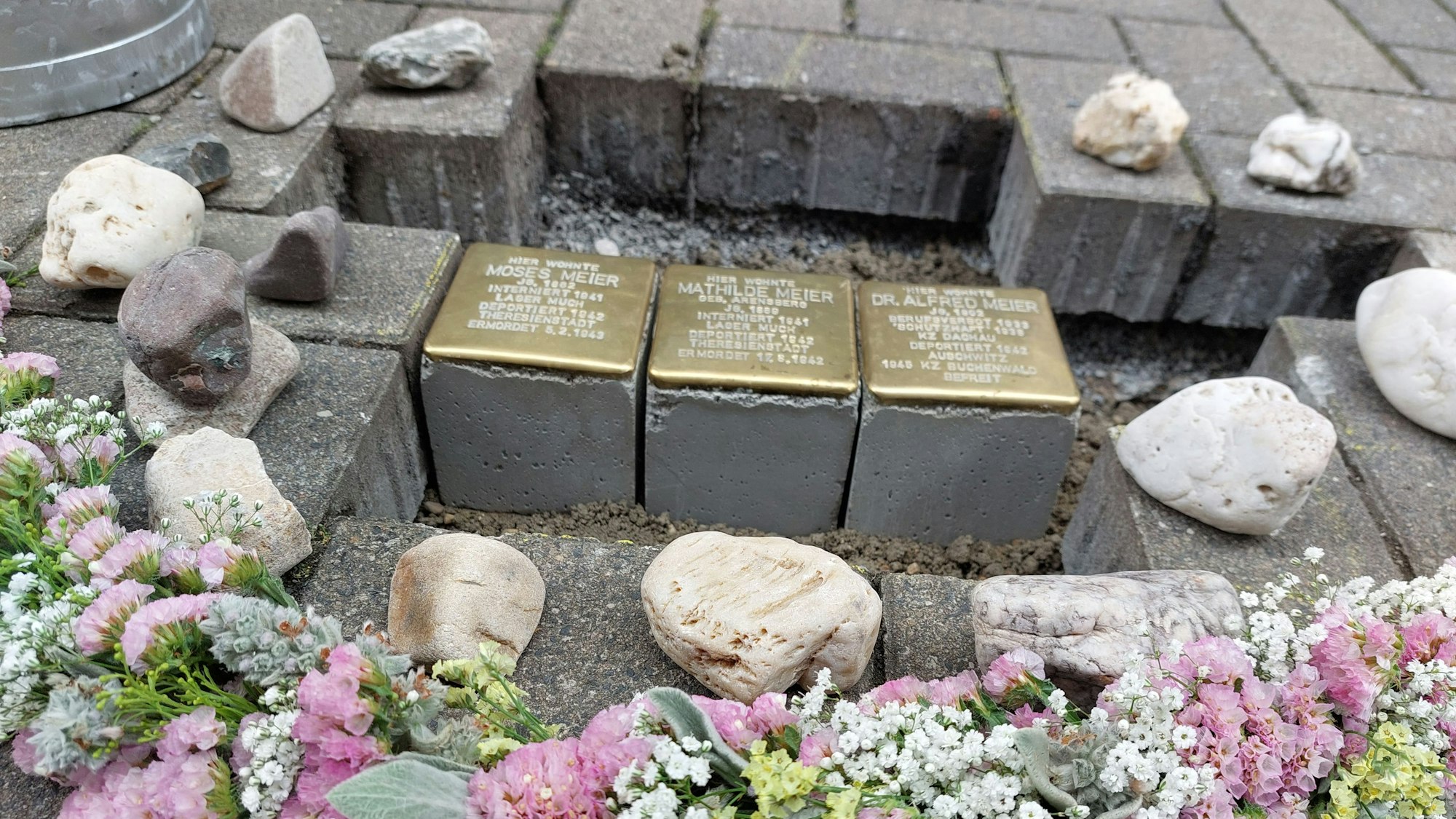 An vielen Orten in Rhein-Sieg wird in den kommenden Tagen an die Pogromnacht vom 9. November 1938 erinnert. In Niederkassel lädt eine Initiative zum Polieren von Stolpersteinen ein.
