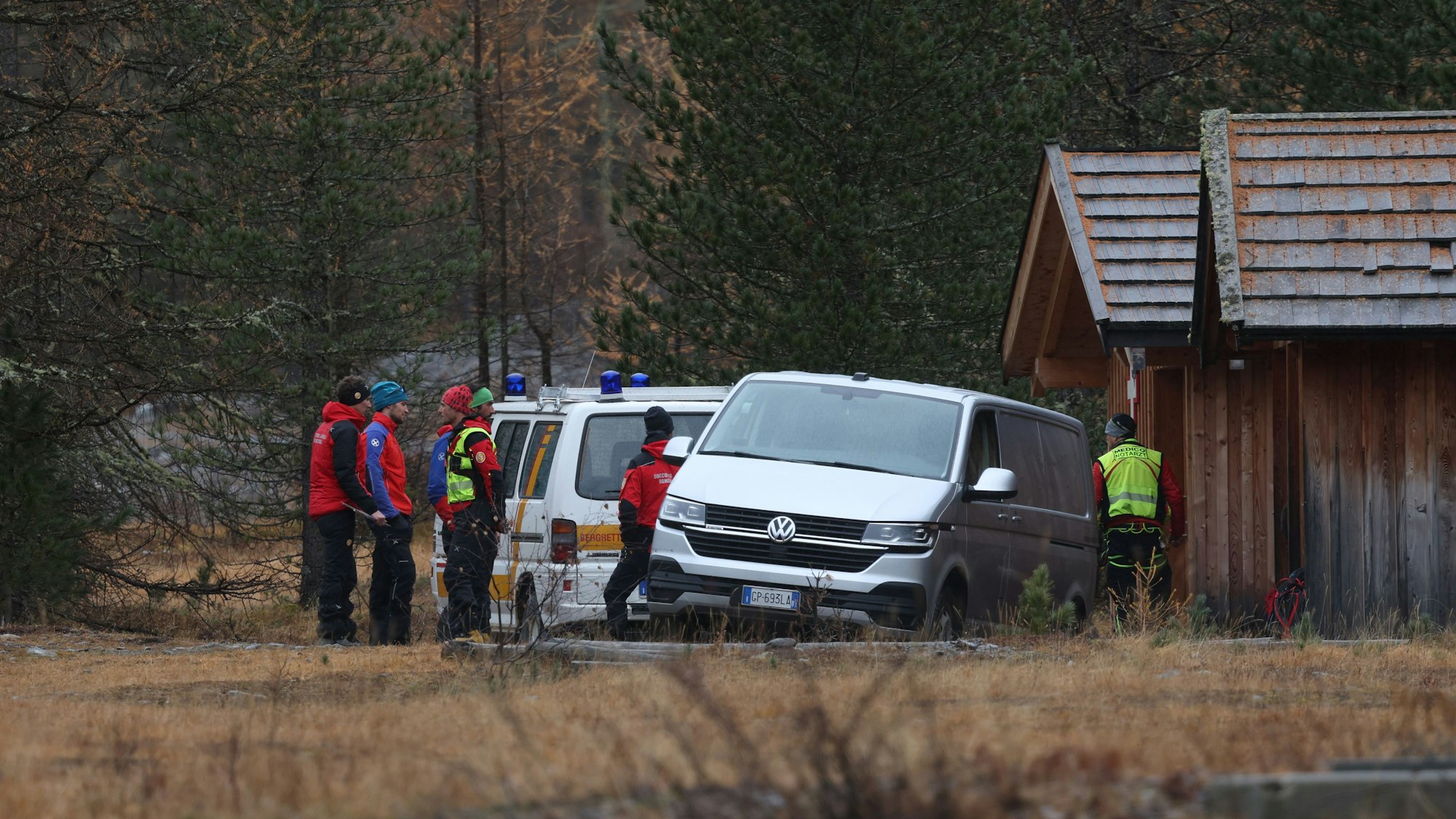 Ein Leichenwagen steht am Sonntag (2. Oktober) nahe eines Hubschrauberlandeplatzes bei Bozen. Nach dem Lawinenunglück in Südtirol wurden auch die Leichen der beiden zuletzt noch vermissten Deutschen gefunden.