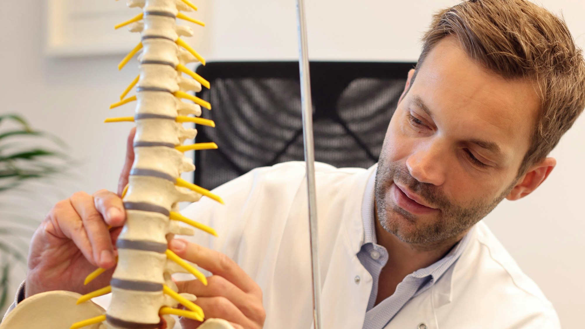 Prof. Dr. Bredow erklärt einem Modell, das Vorgehen bei einer Operation.