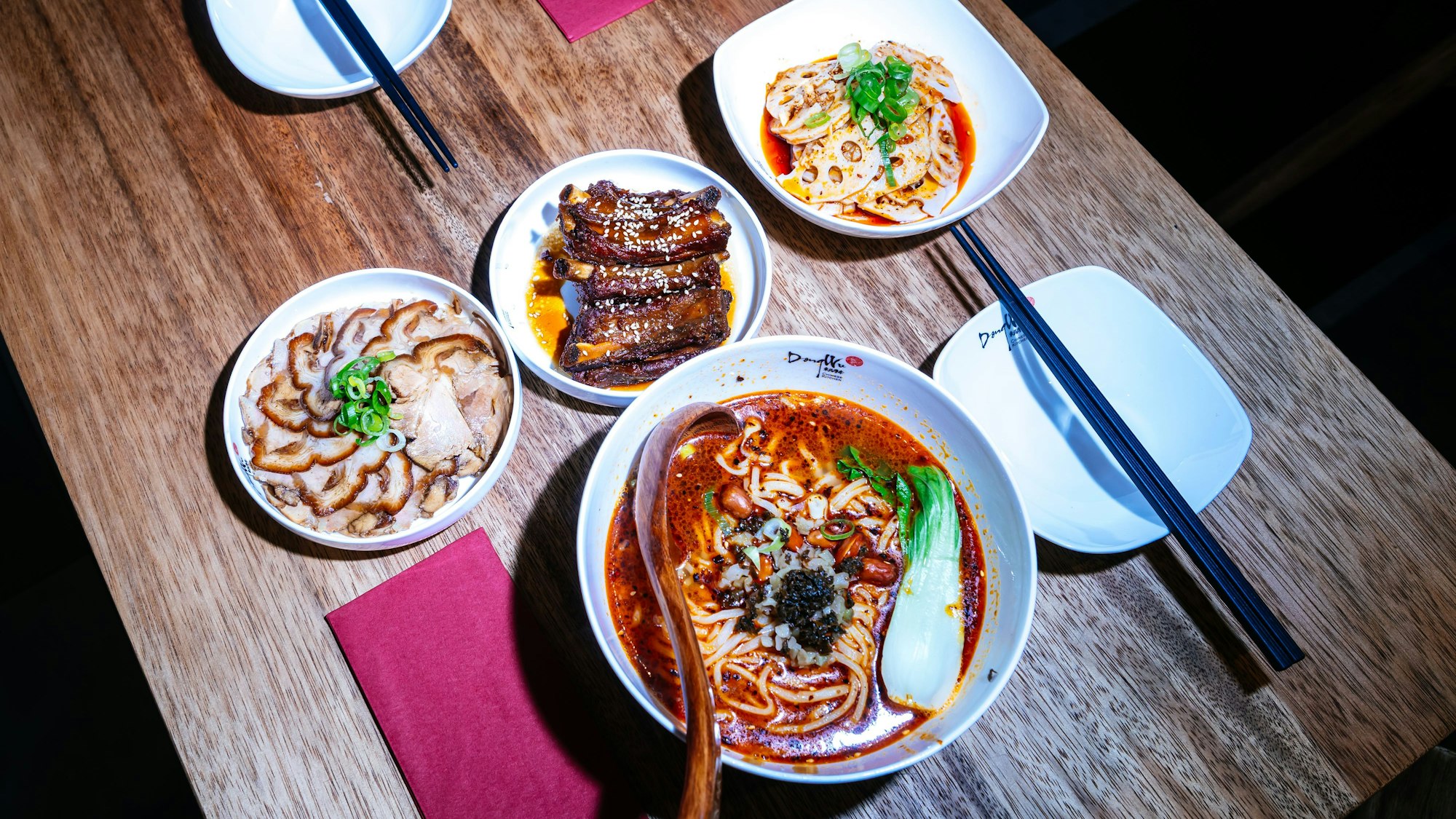 15 Hauptgerichte und 26 Beilagen sind Teil der Karte.