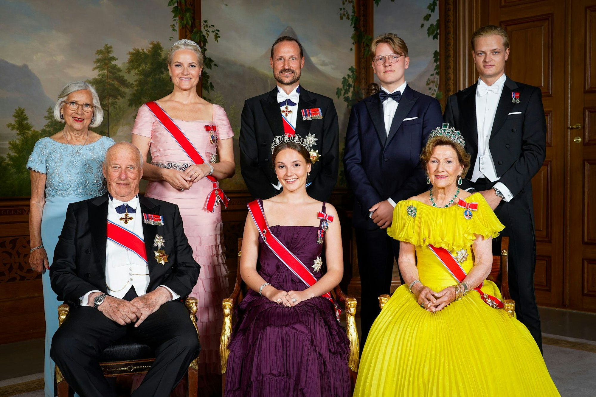 Auf dem Familienfoto zum 18. Geburtstag von Ingrid Alexandra aus dem Jahr 2022 ist hinten rechts auch Marius Borg Høiby zu sehen. (Archivbild)